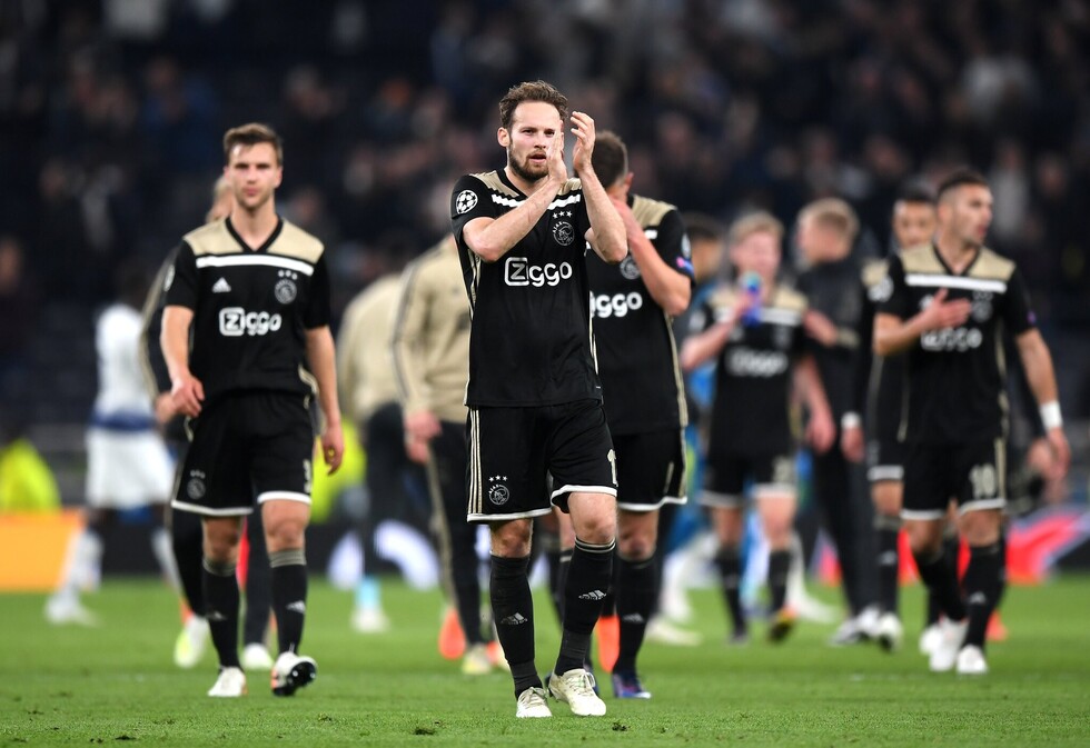 Postales del triunfo de Ajax en suelo inglés