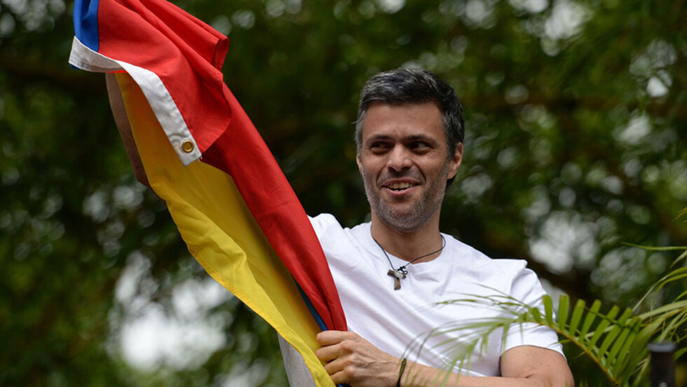 Es "patético" que Leopoldo López convoque una marcha y se refugie