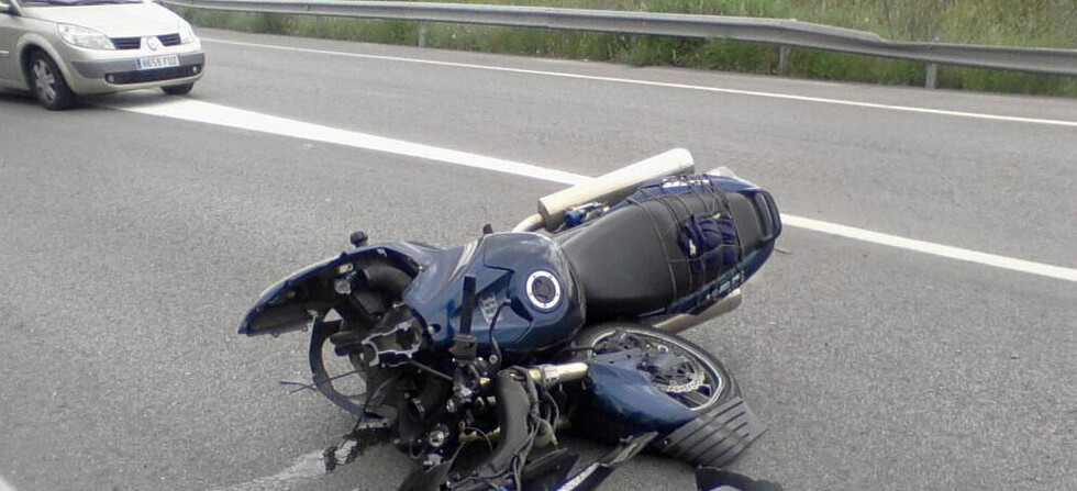 Motociclista muere tras chocar al cordón de acera