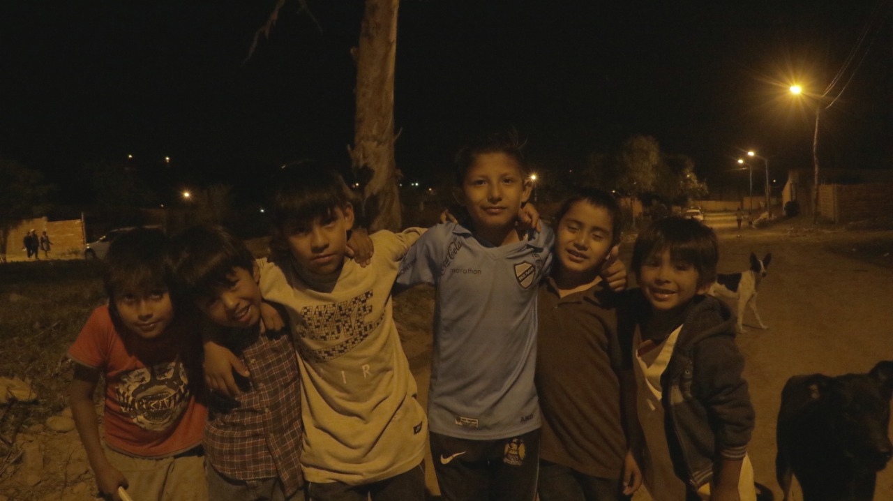 Alcalde Paz inaugura luminarias para el barrio El Rosal de Tarija