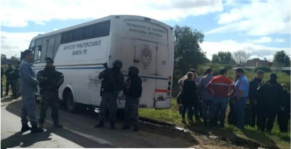 Emboscaron micro penitenciario y sacaron a reos