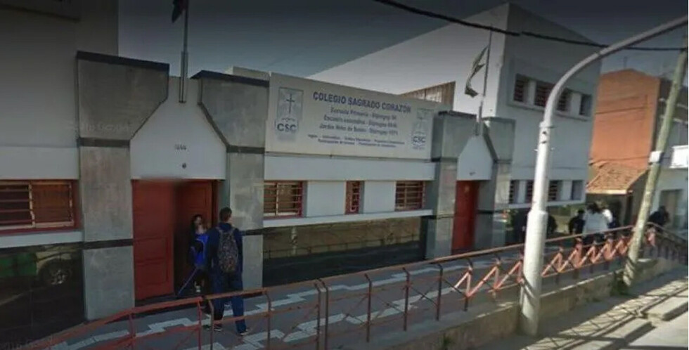Denuncian a cura por acosar a alumnos en las confesiones
