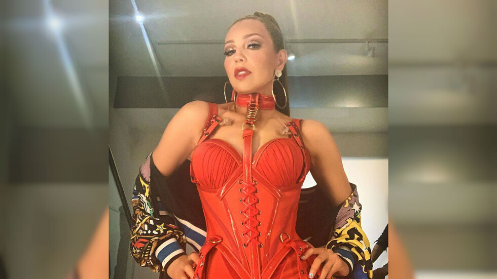 Thalía lució su  sensual figura  con corsé rojo
