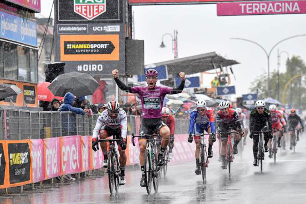 Ackermann marca territorio con un doblete, Roglic sigue de rosa