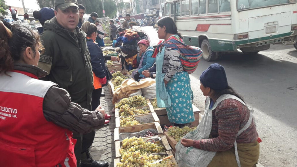 Operativos buscan despejar las aceras del mercado Campesino