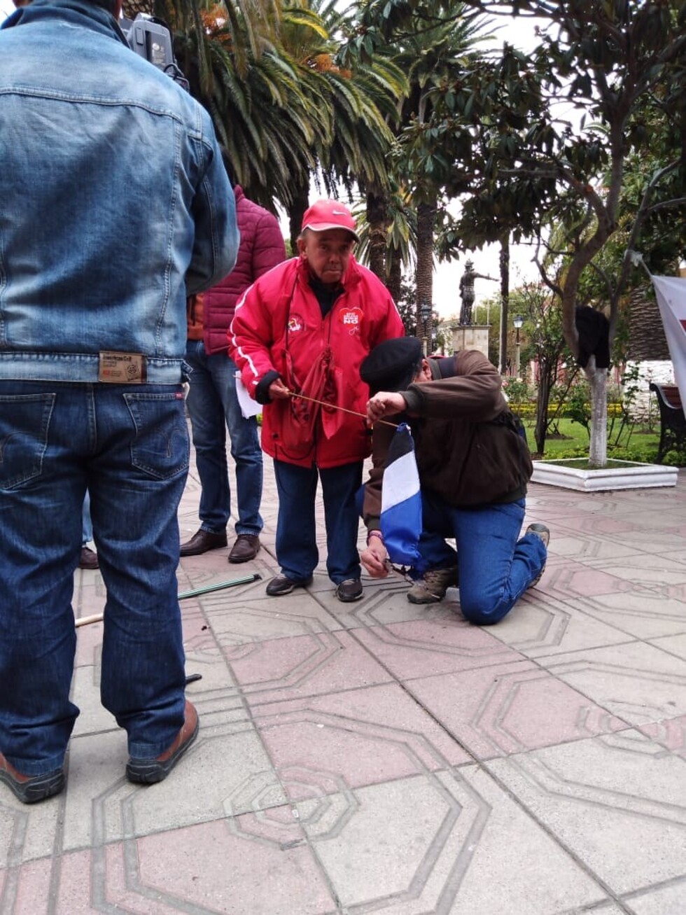 Bolivia Dice No y 21F rechazan declaraciones de Almagro y queman bandera del MAS en Tarija