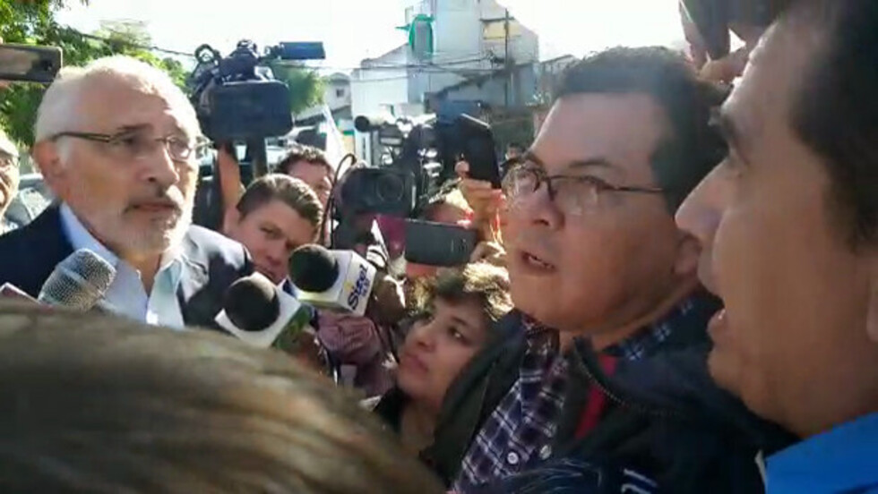 Activistas increpan a Carlos Mesa exigiéndole a gritos “unidad” (video)