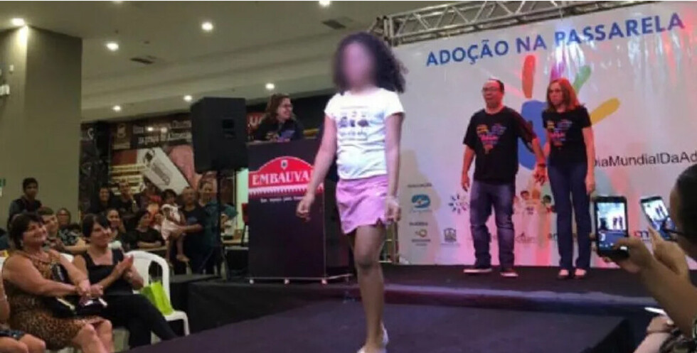 En Brasil hacen desfilar a huérfanos