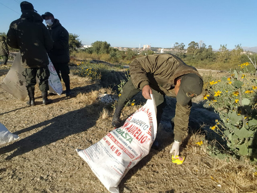 Vecinos y entidades limpian parte del río Guadalquivir