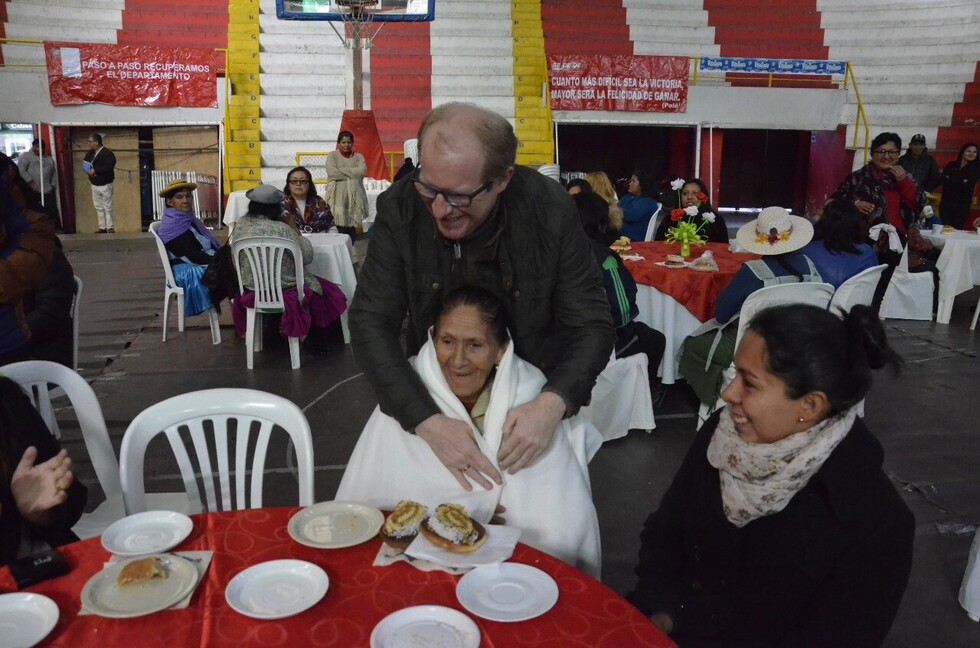 Gobernador Oliva compartió desayuno con madres de capacidades diferentes