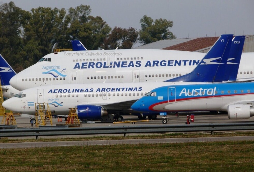 La empresa estatal Aerolíneas Argentinas cancela todos sus vuelos del miércoles por un paro general