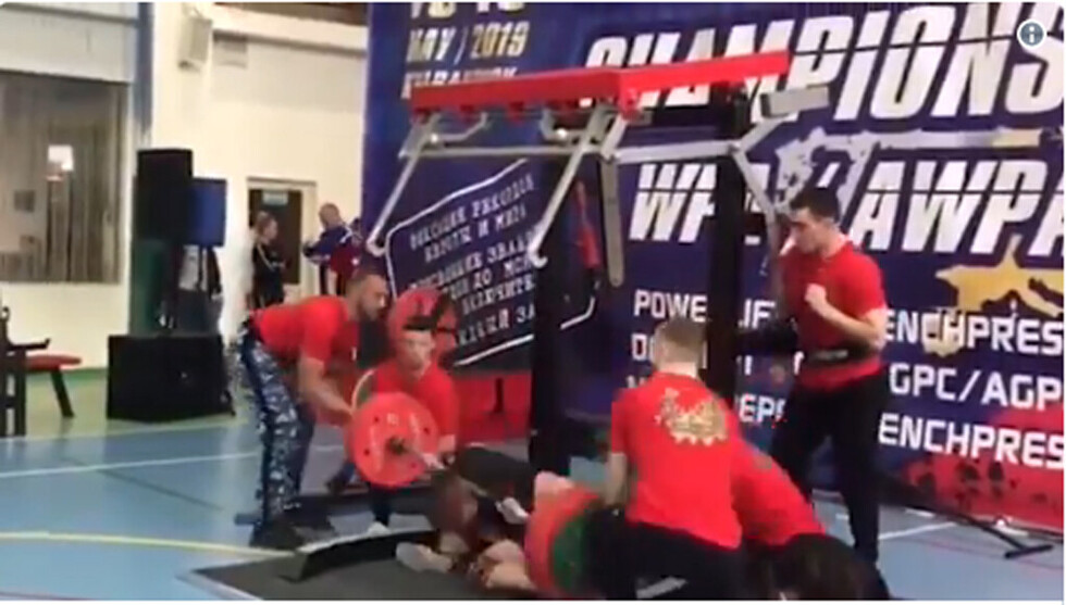 Se rompe la pierna al levantar 250 kg