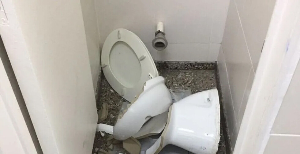 Tuvo sexo con el caño de un inodoro