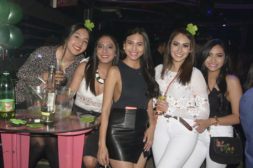 Pasándola   a full en la discoteca