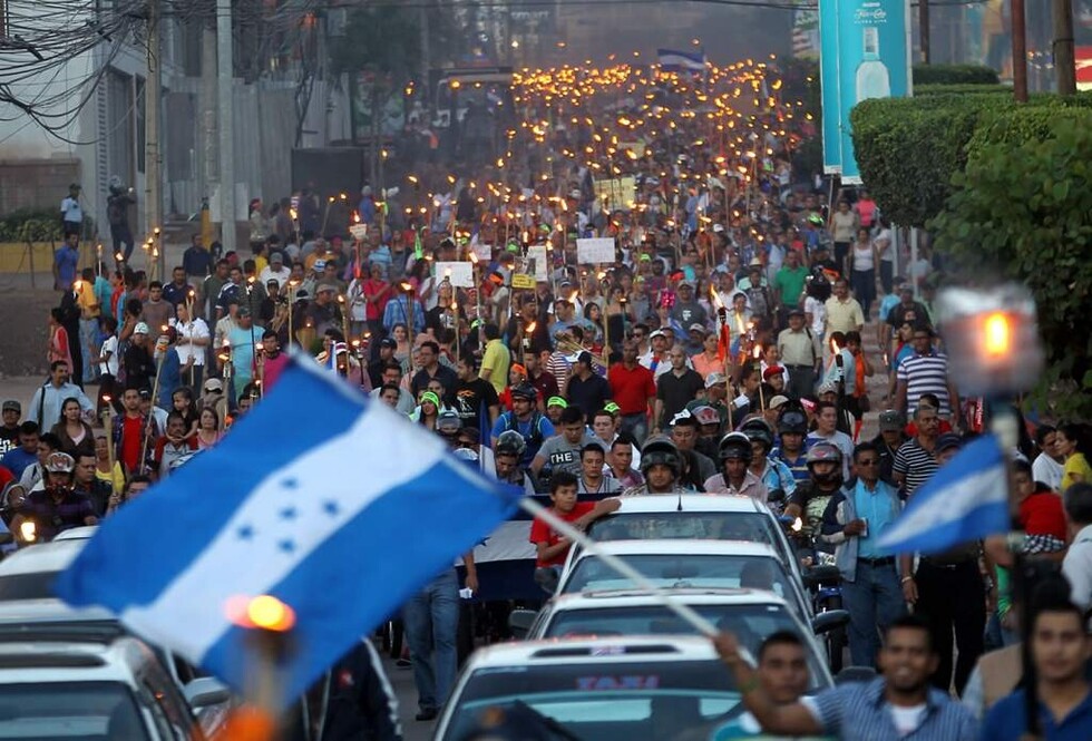 Miles de hondureños marcharon por la paz
