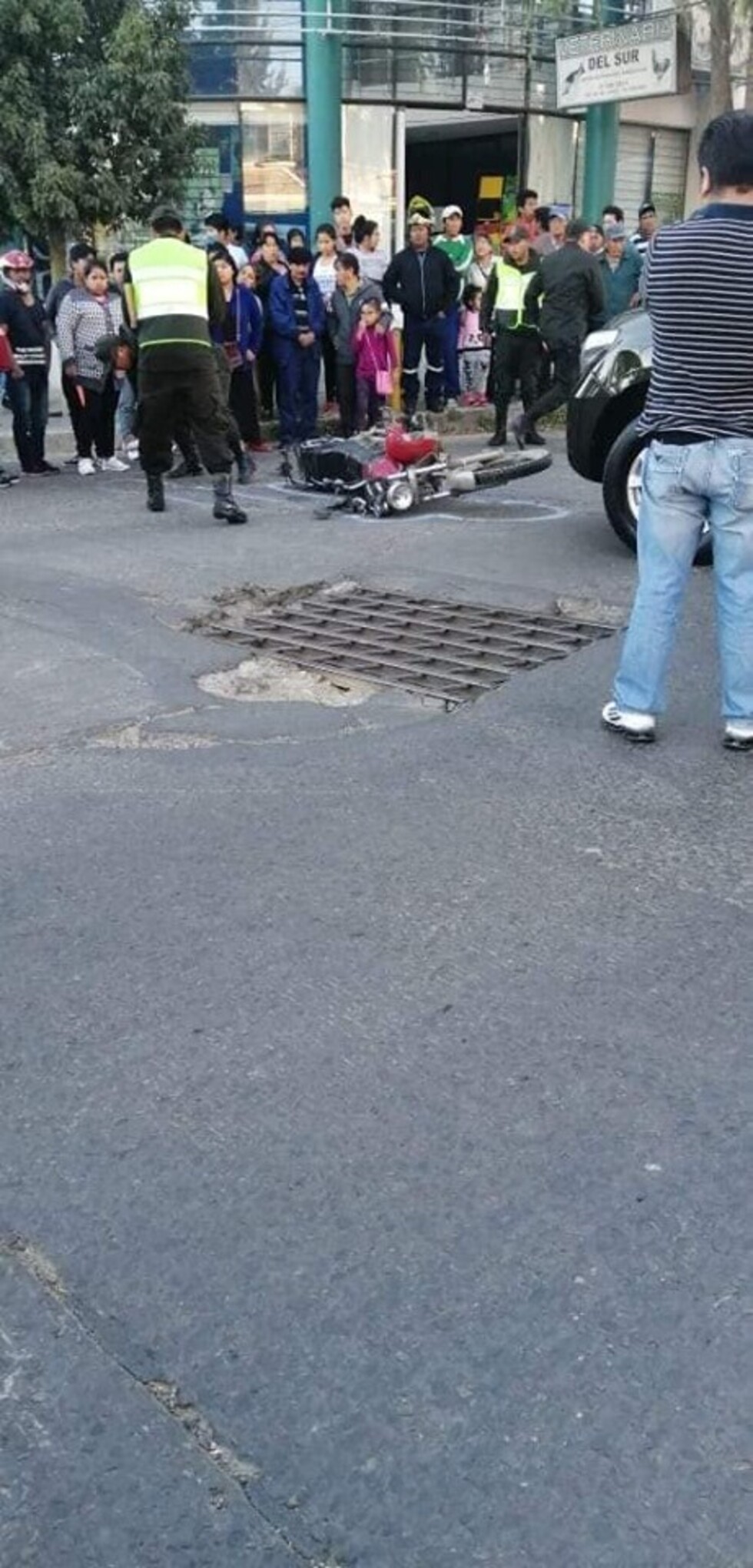 Vagoneta choca con una moto y deja tres heridos en Tarija