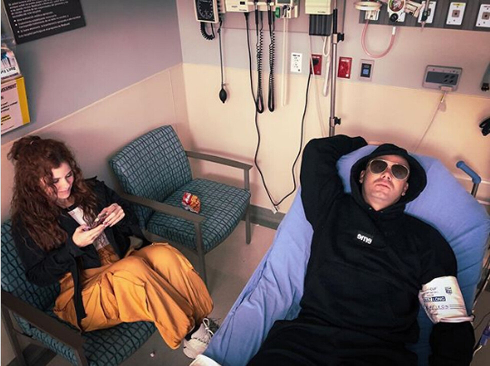 Wisin sufre fuerte caída en concierto
