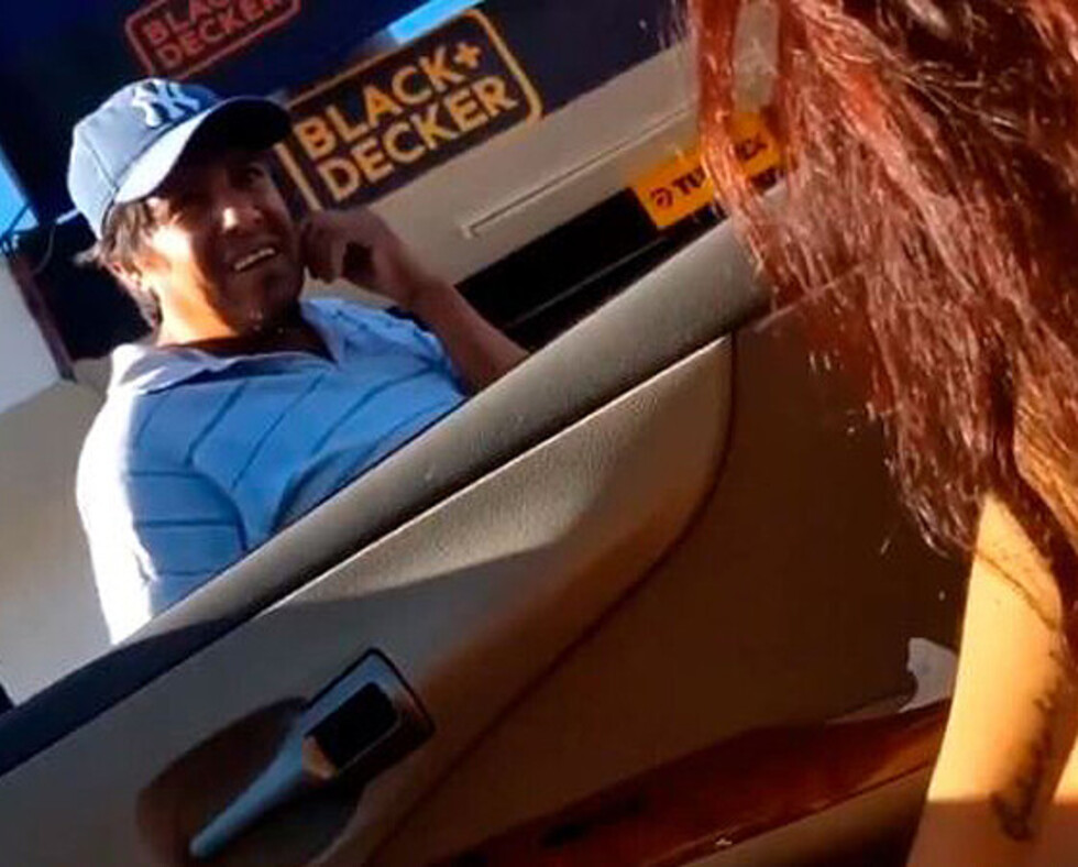 Hombre rechaza tener sexo con 2 mujeres