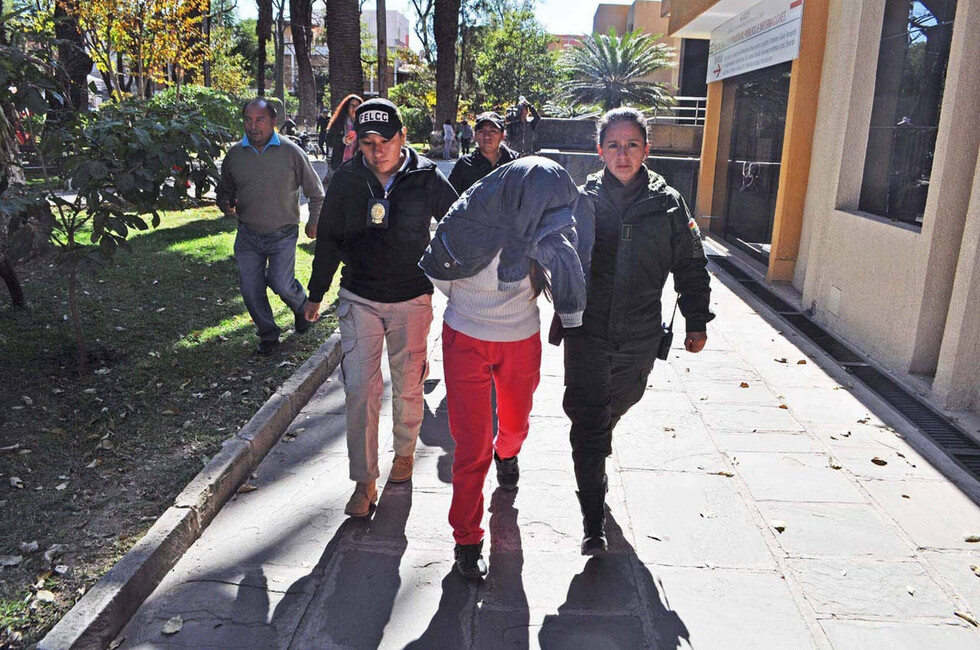 Mujer a la cárcel por planificar el asesinato de su familia