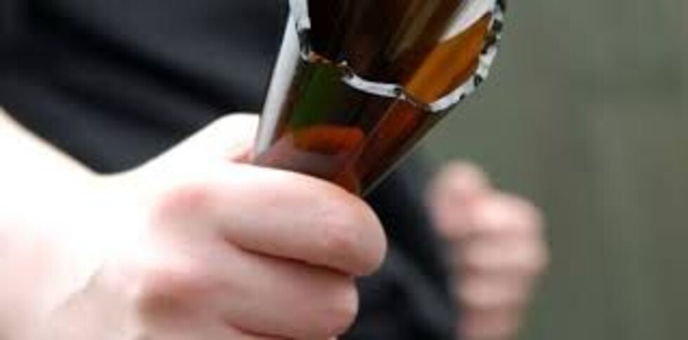 Matan a joven con el cuello de una botella rota