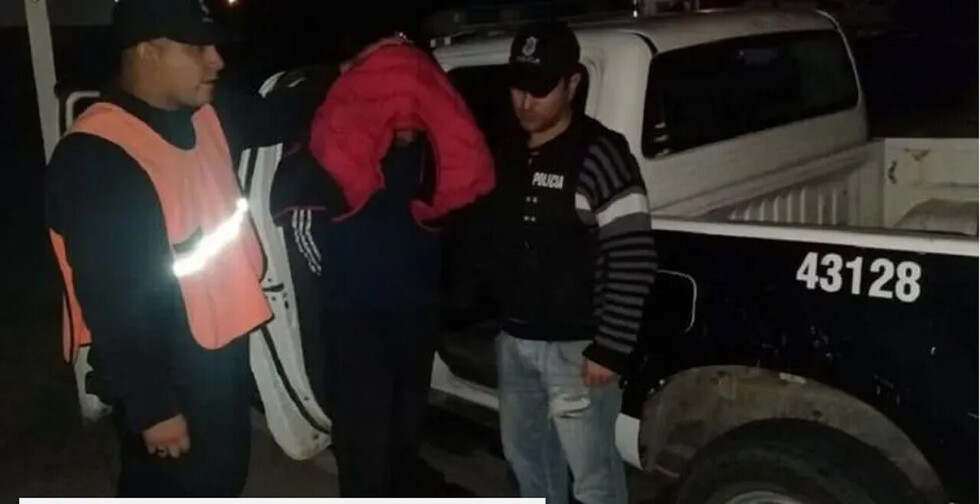 Discutió con su esposa y la arrojó a una fogata