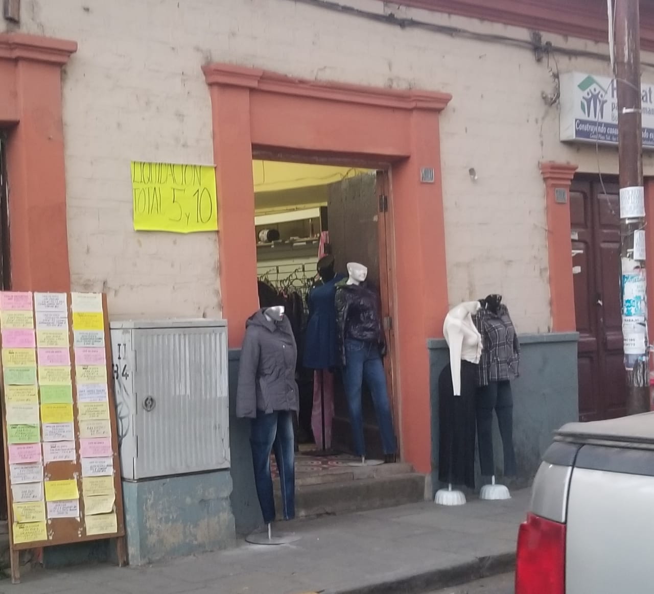 Fachadas empapeladas, letreros fosforescentes abundan en Tarija