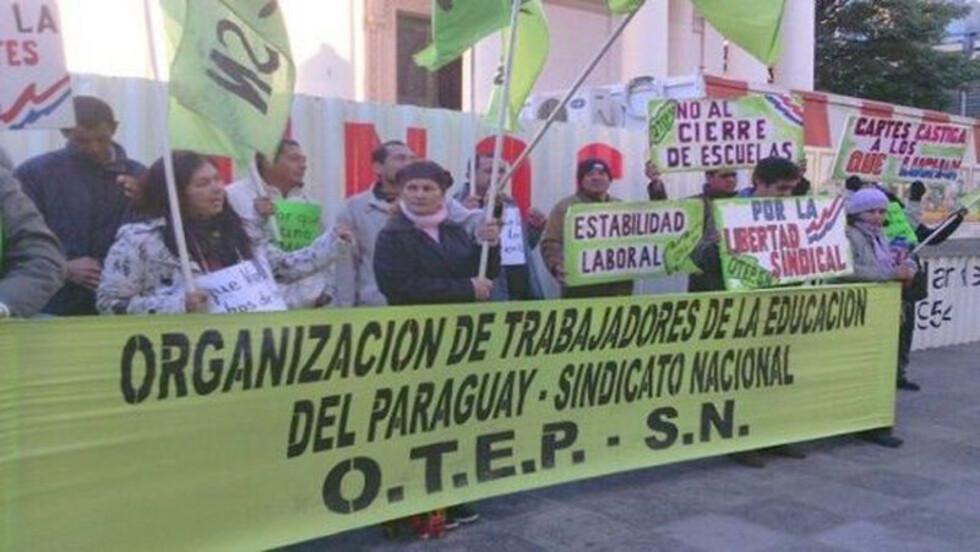 Protestan docentes paraguayos contra crisis en Educación