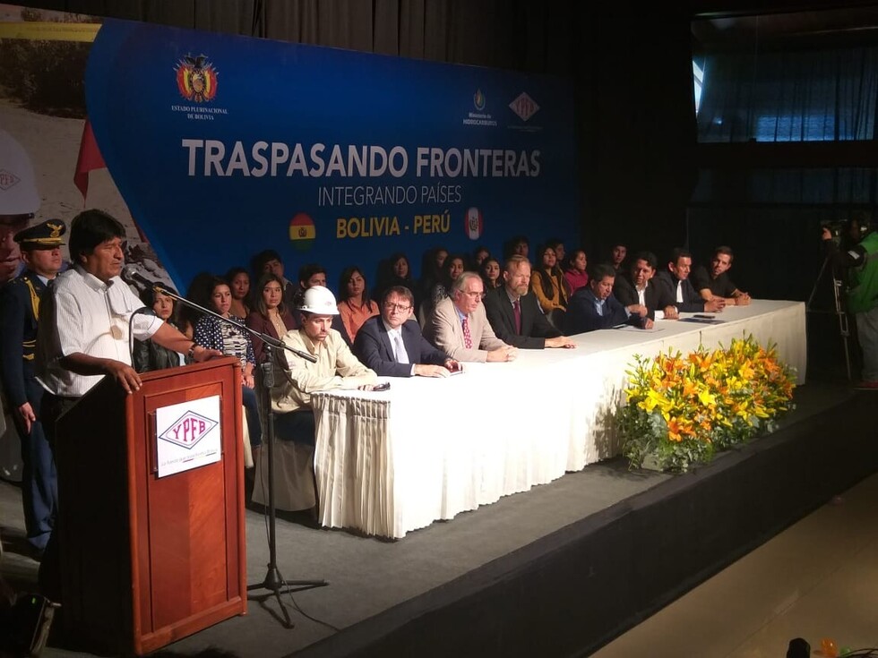 Pulso en el MAS, sectores y profesionales cortejan a Evo