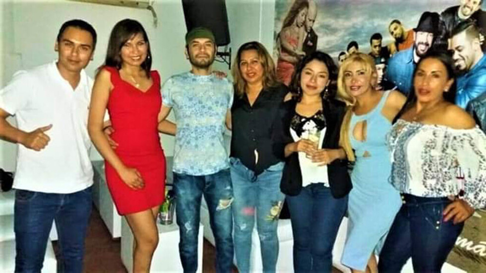 A bailar salsa    con los amigos