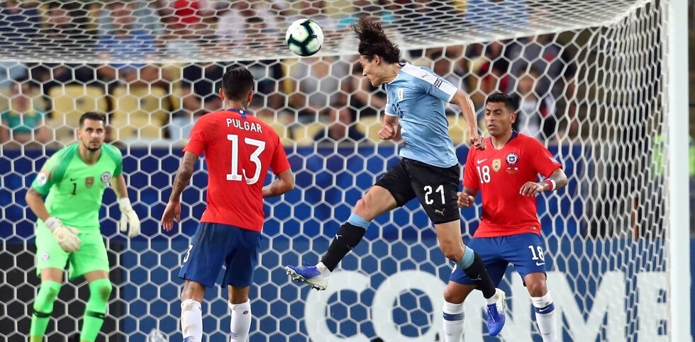 Un cabezazo sobre el final le dio el liderato a Uruguay