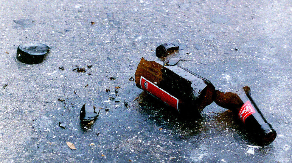 Sujeto rechazó beber con ella y fue agredido con una botella