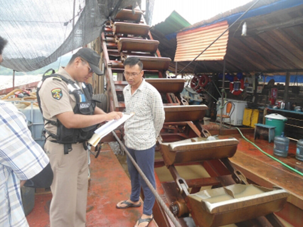 Confiscan 2 dragas chinas sin registro en Teoponte