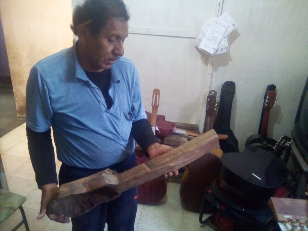 Santiago y sus cuatro décadas como arreglador de guitarras