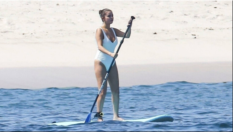 Selena Gomez practicó surf en México