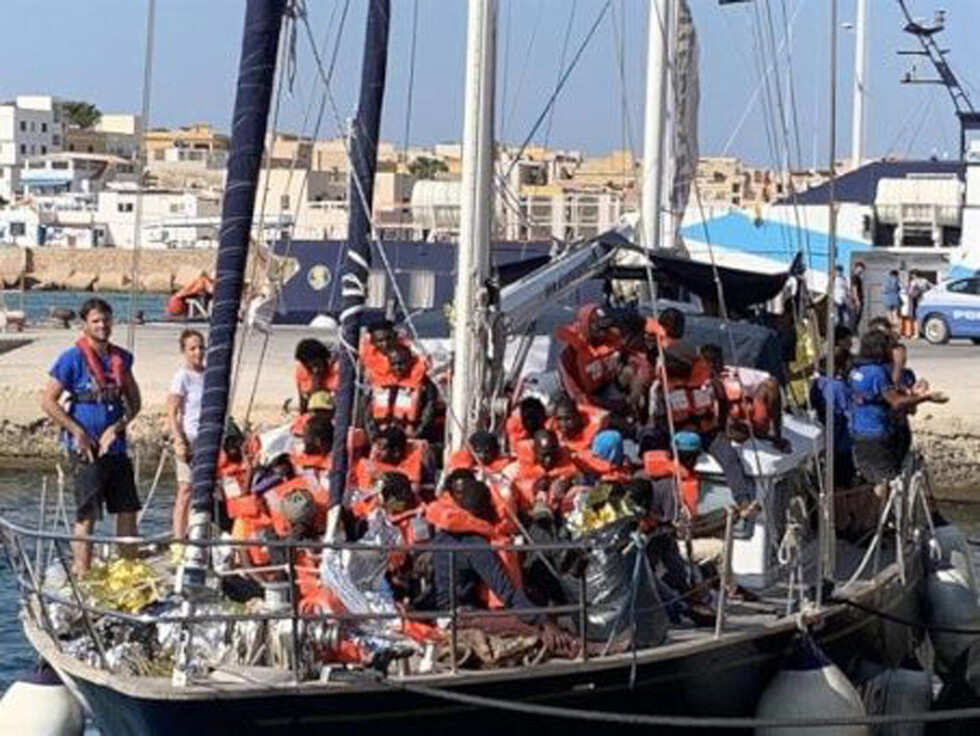 Barcos con migrantes llegan a  la costa de la isla Lampedusa