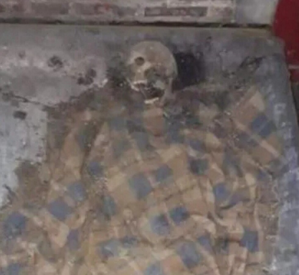 Hallan un esqueleto  tapado con una frazada