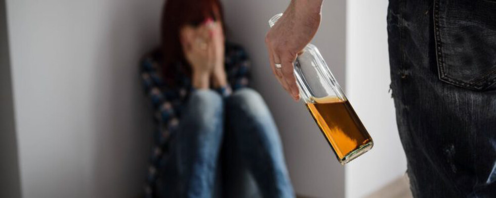Embriagó a su mejor amiga y trató de violarla