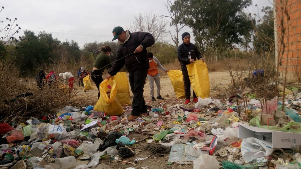 Emat y voluntarios limpian 2 quebradas de Tarija