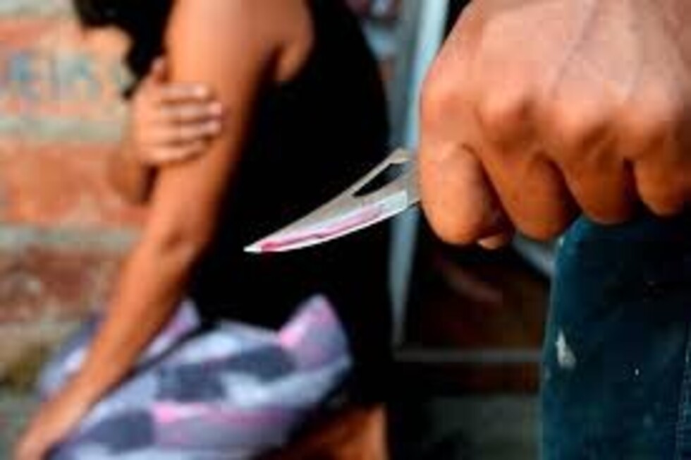 Apuñalan a un joven  a salir de un instituto