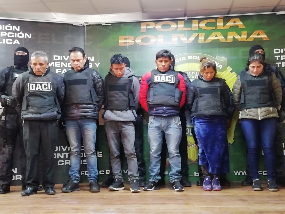 Desbaratan clan implicado en tráfico de armas y drogas