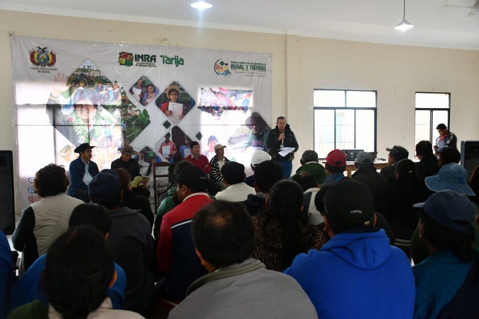 Familias del municipio de Padcaya se benefician con 280 títulos de propiedad agraria