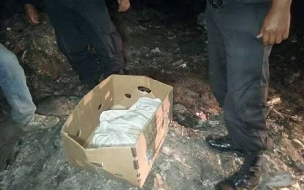 Dejan en una iglesia un feto dentro de caja