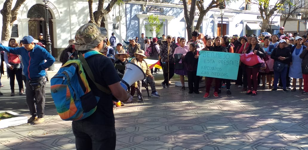 Marchas y bloqueos en Tarija por ley que regula venta de “ropa americana”
