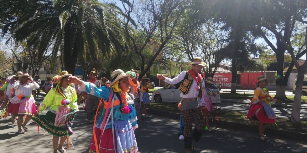 15 escuelas de formación superior de maestros participan en encuentro de danzas autóctonas en Tarija