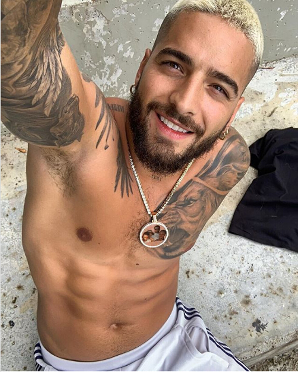 Maluma lleva  lujosa cadena  de recuerdo