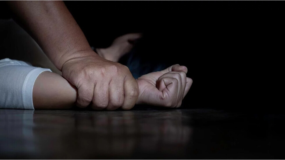 Hizo desmayar a la amiga  de su hermana y la violó