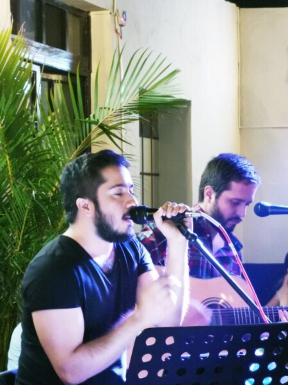 Amistad y música en el Patio Central
