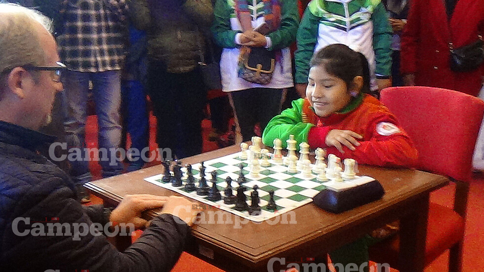 Reconocen a la campeona ajedrecista Nicole Mollo