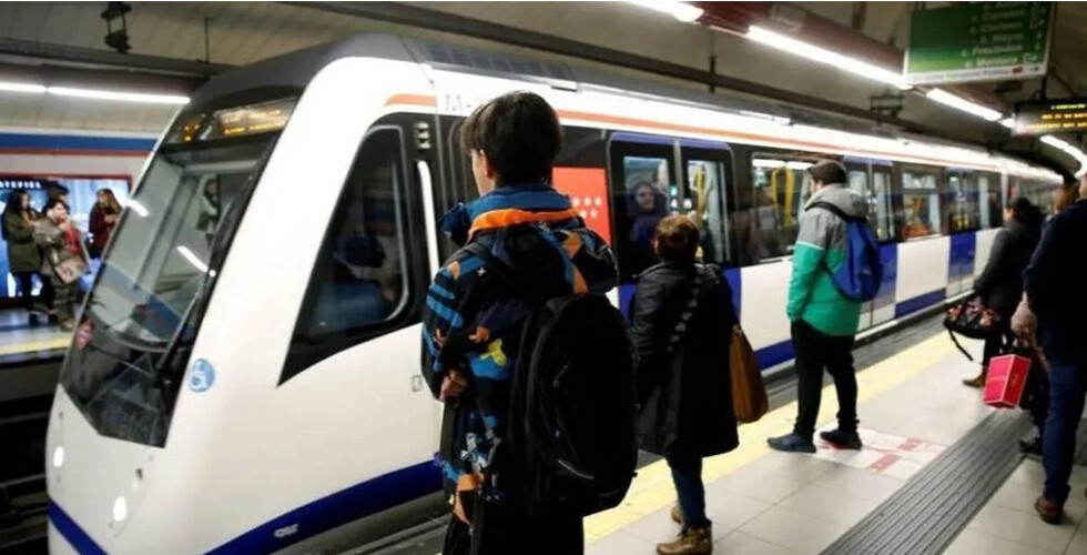 Lo tiró a las vías del tren de una patada