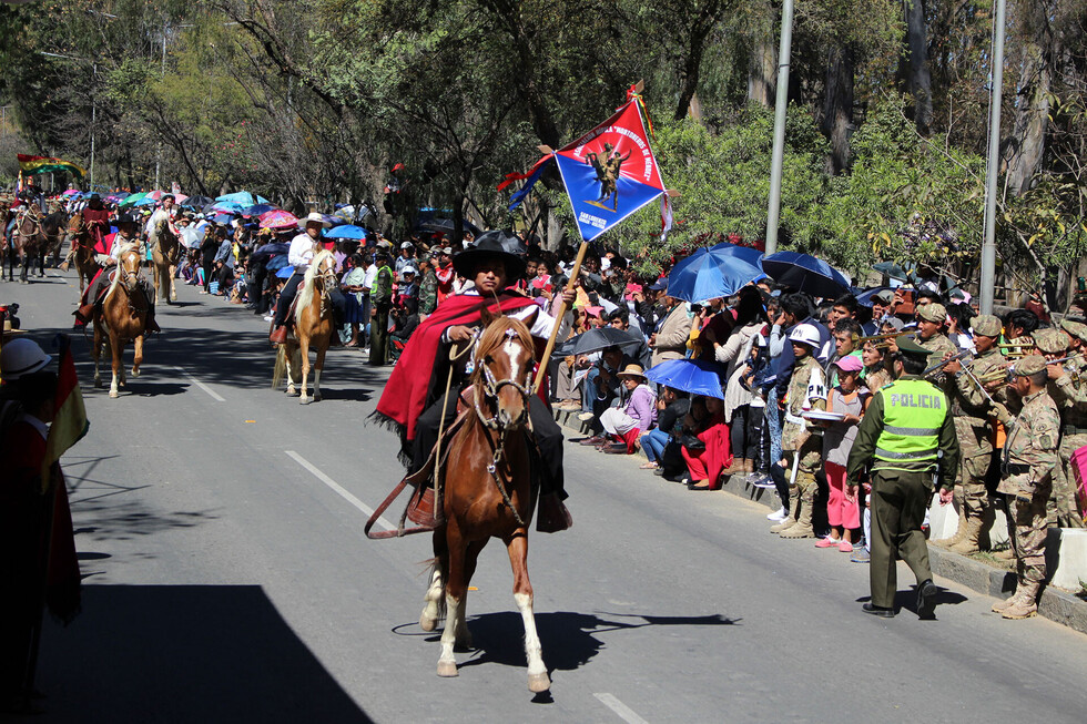 Ofrendas florales, tedeum y desfile marcó la fiesta patria en Tarija